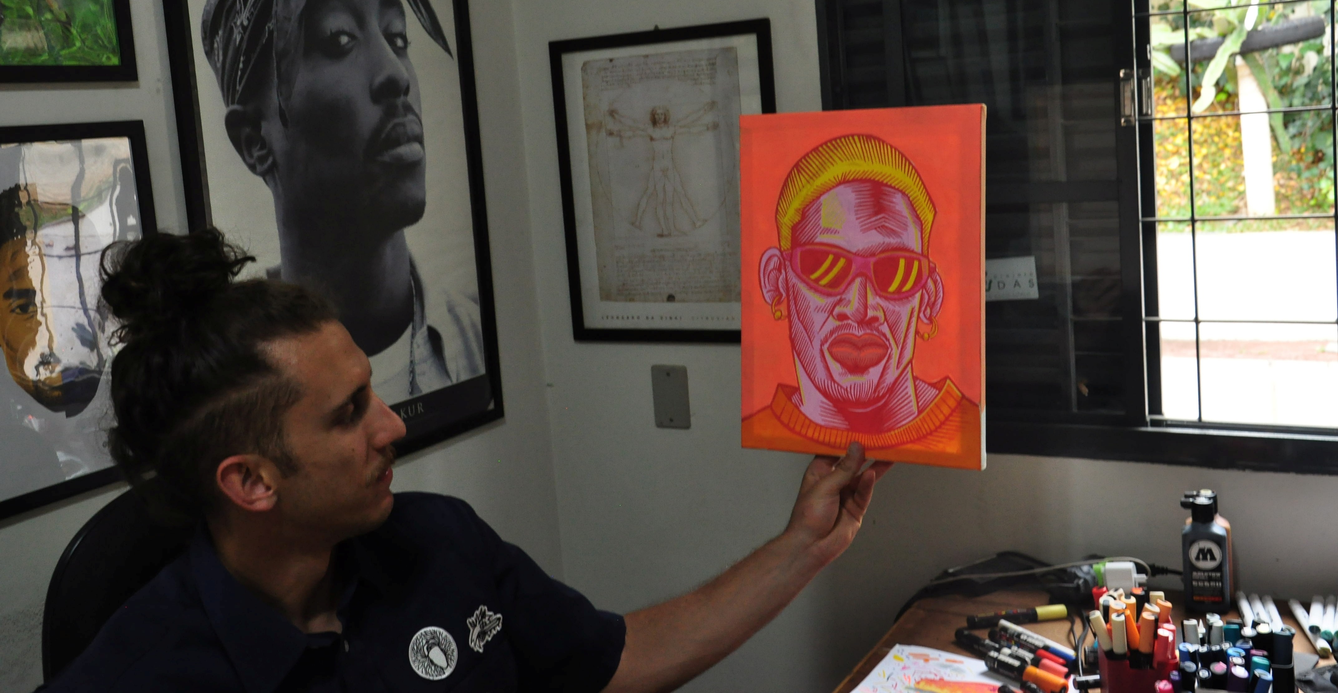 Franco e seu quadro autoral do Dennis Rodman. O quadro tem um traço personalizado e destaca a paixão do artista ppelo basquete