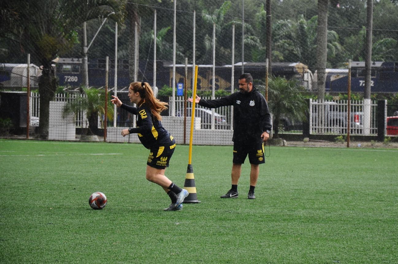 Atacante Ketlen Wiggers no campo se preparando para chutar a bola em treino do Santos Futebol Clube.