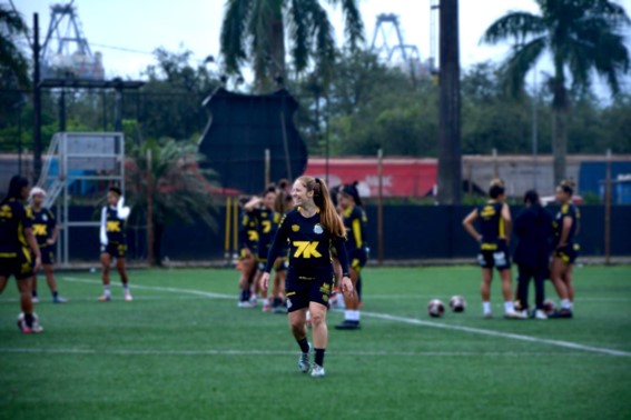 Ketlen Wiggers caminhando no gramado durante o treino das Sereias da Vila.