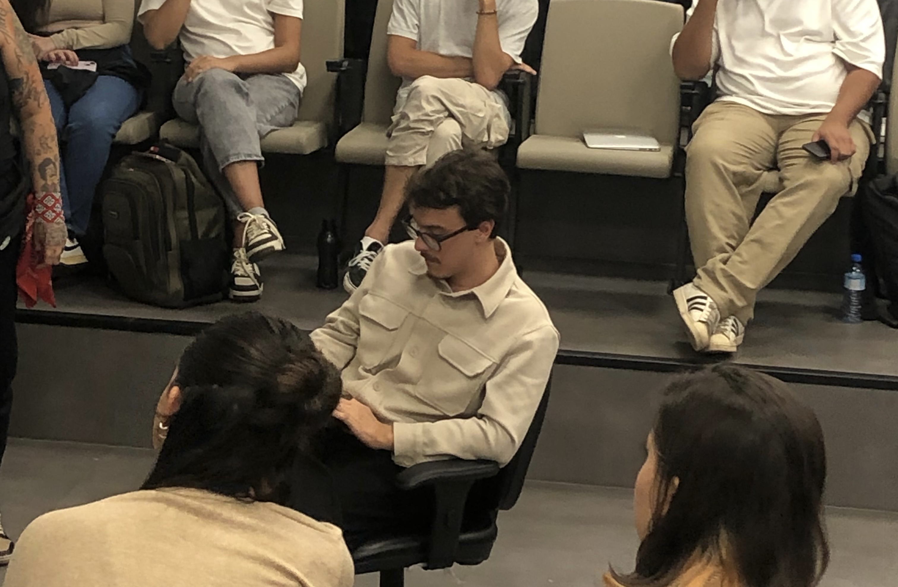 Deputado estadual Guilherme Cortez em uma roda de conversa na UNIFESP Osasco