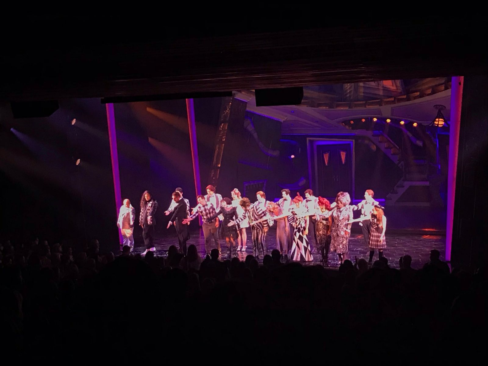 Agradecimento final do elenco de beetlejuice na broadway