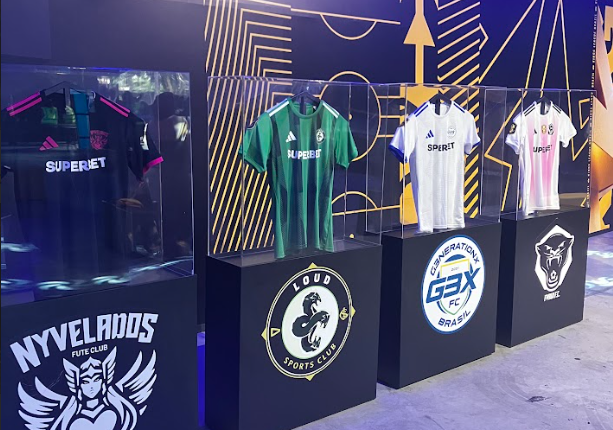 Camisas dos times da Kings League com vidro de proteção