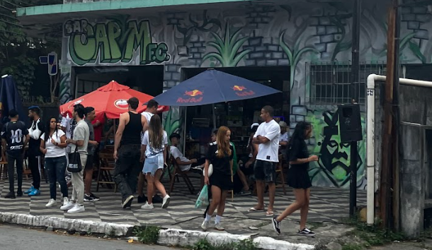 Grupo de pessoas frequentando o Bar do Capim momentos antes do jogo