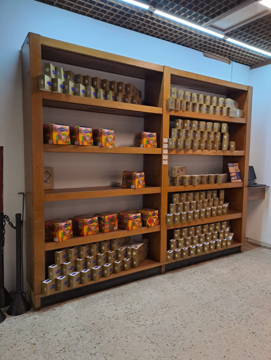 Foto que retrata uma estante de panetones italianos da Di Cunto.