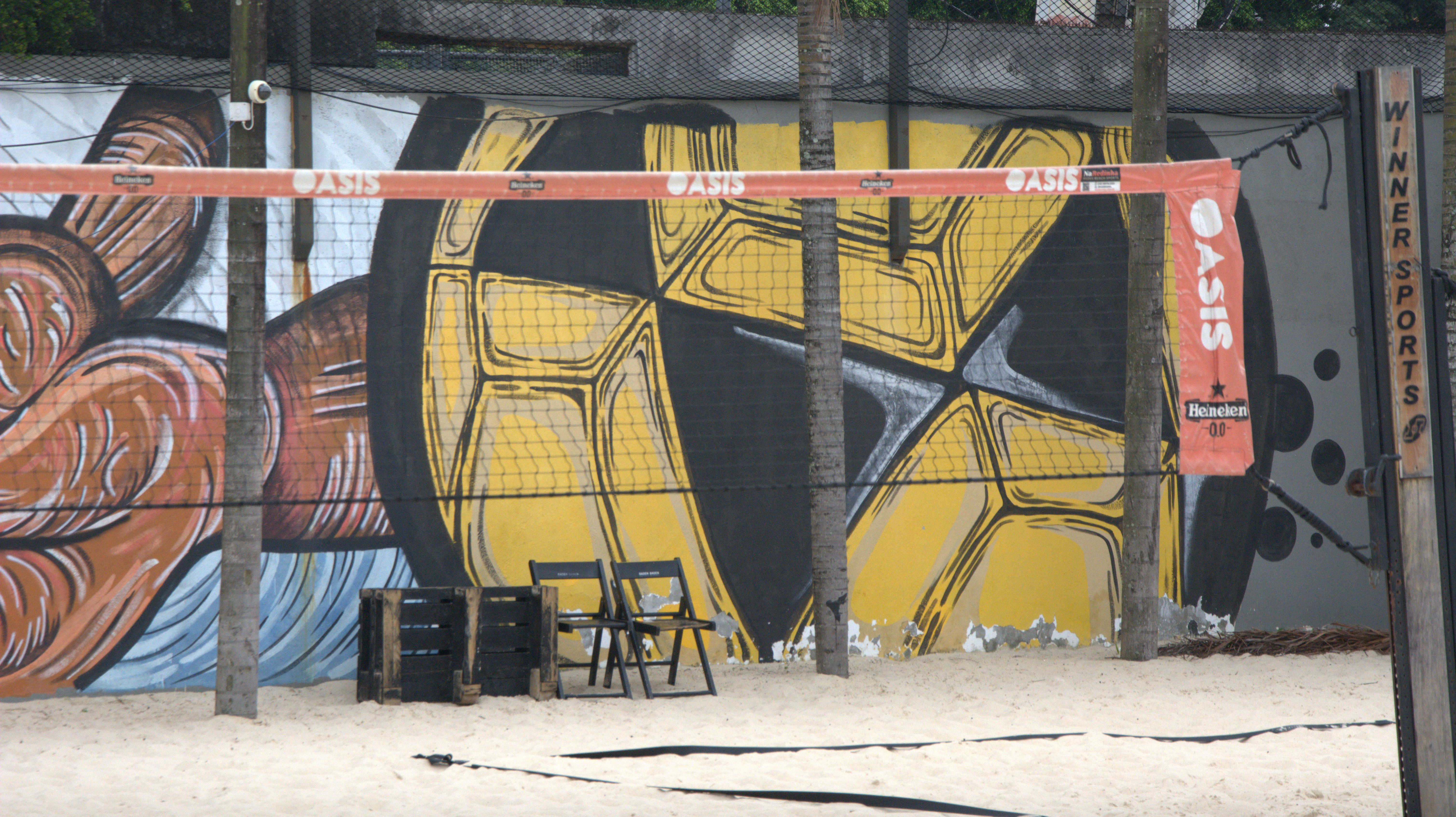 grafite de bola de futevôlei na parede do Espaço Oásis