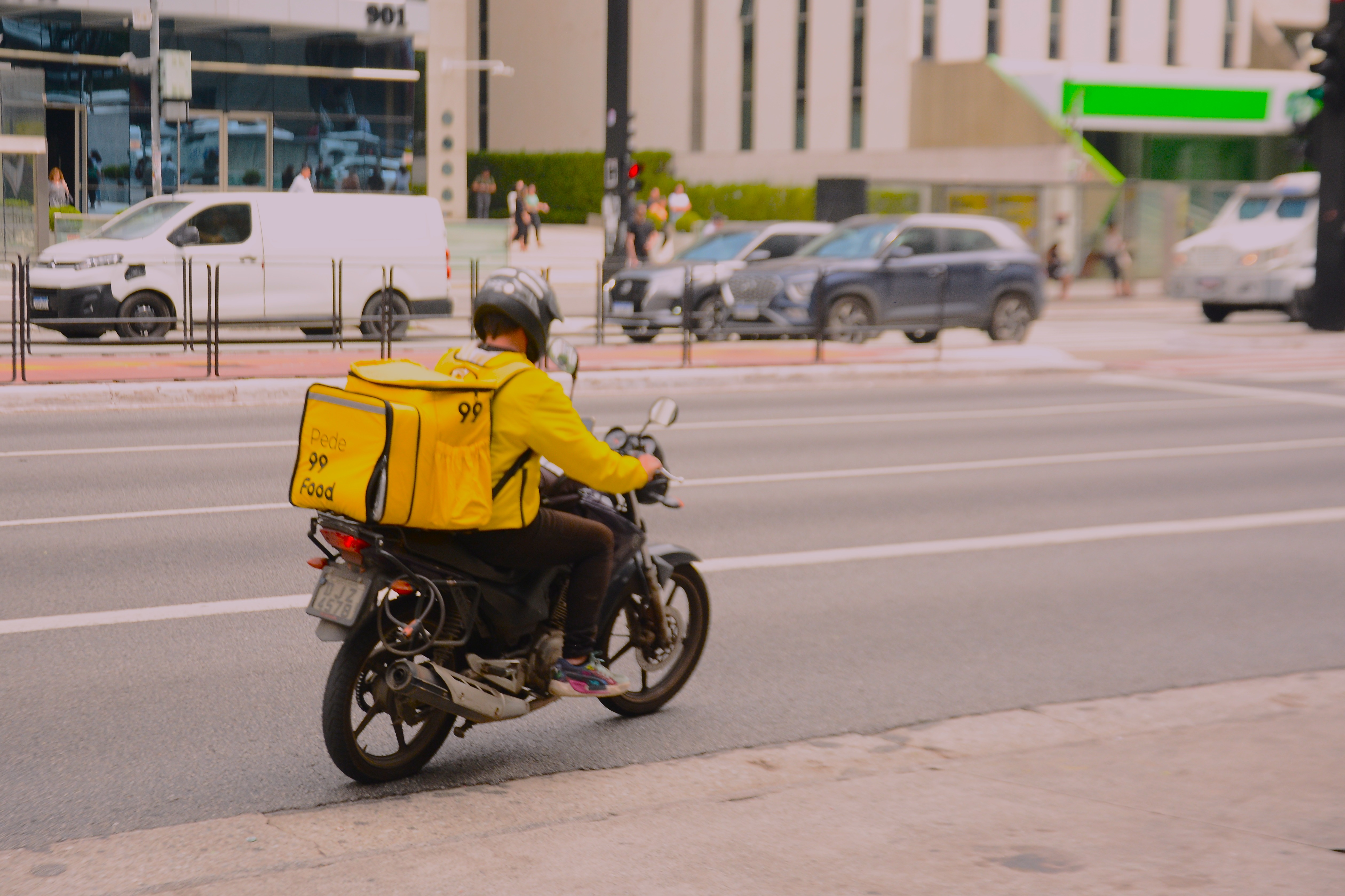 Um motoboy passando pela Av. Paulista - Foto: Leandro Pereira / Agenzia