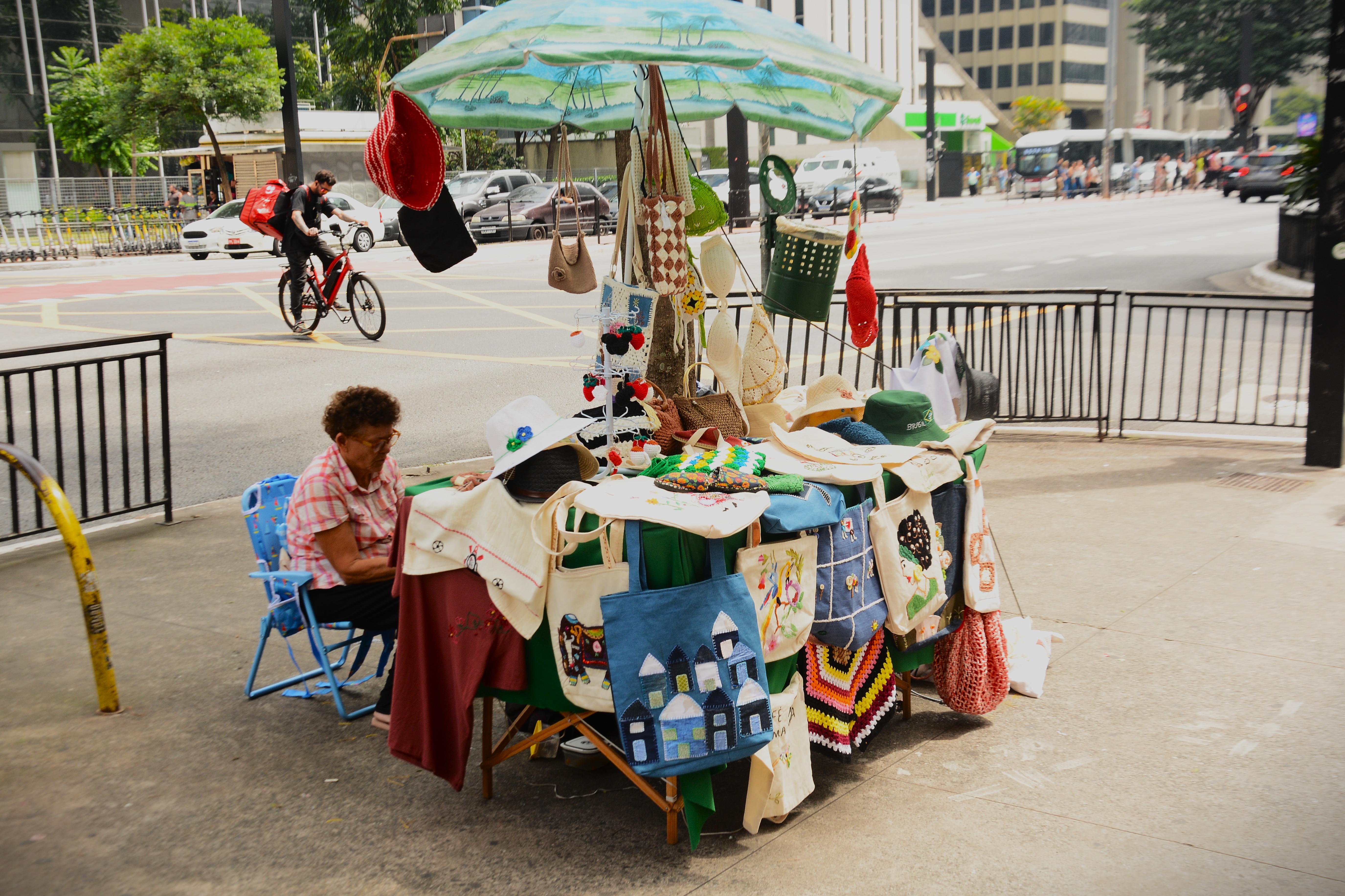 Uma senhora expõe seus produtos artesanais e artísticos na Av. Paulista - Foto: Heitor Landim / Agenzia
