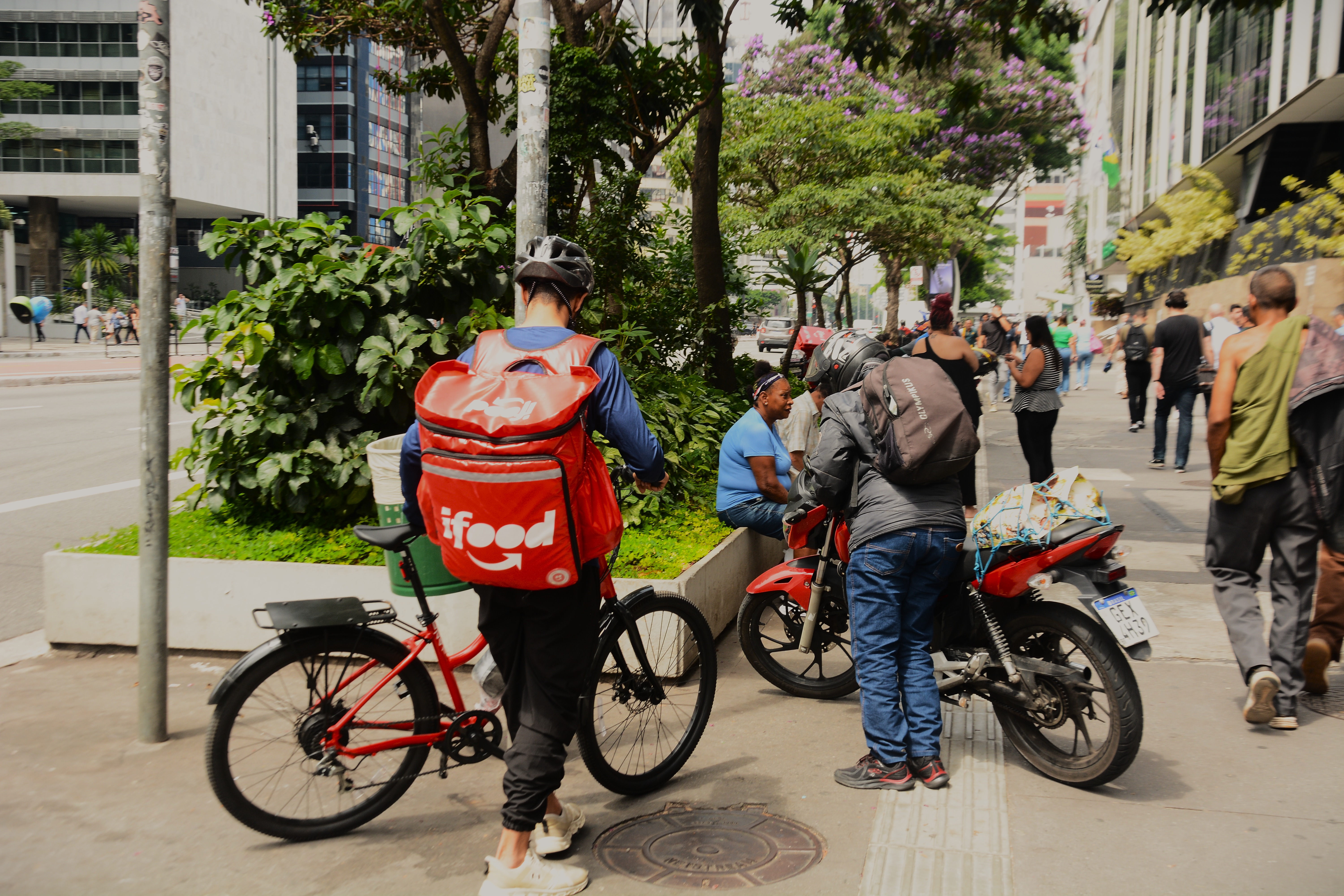 Um motoboy e um motoqueiro parados na calçada da Av. Paulista - Foto: Heitor Landim / Agenzia