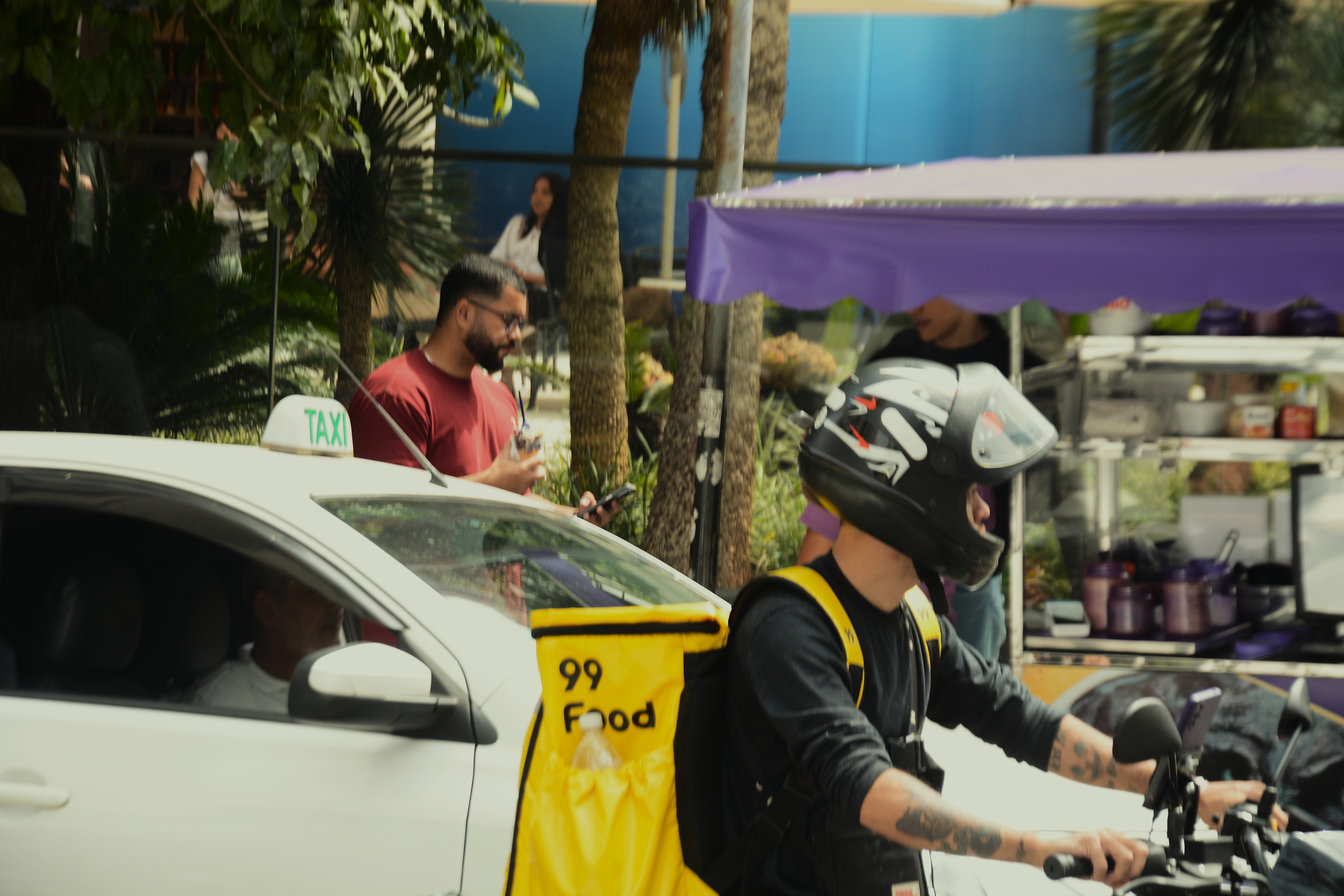 Três profissões em uma imagem: um taxista, um motoboy e um vendedor de açaí - Foto: Heitor Landim / Agenzia