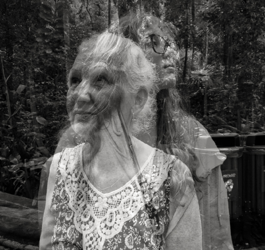 Imagem em preto e branco em sobreposição de uma jovem e uma idosa. O ambiente é um parque - ao fundo pode-se observar inúmeras árvores e uma cesta de lixo.