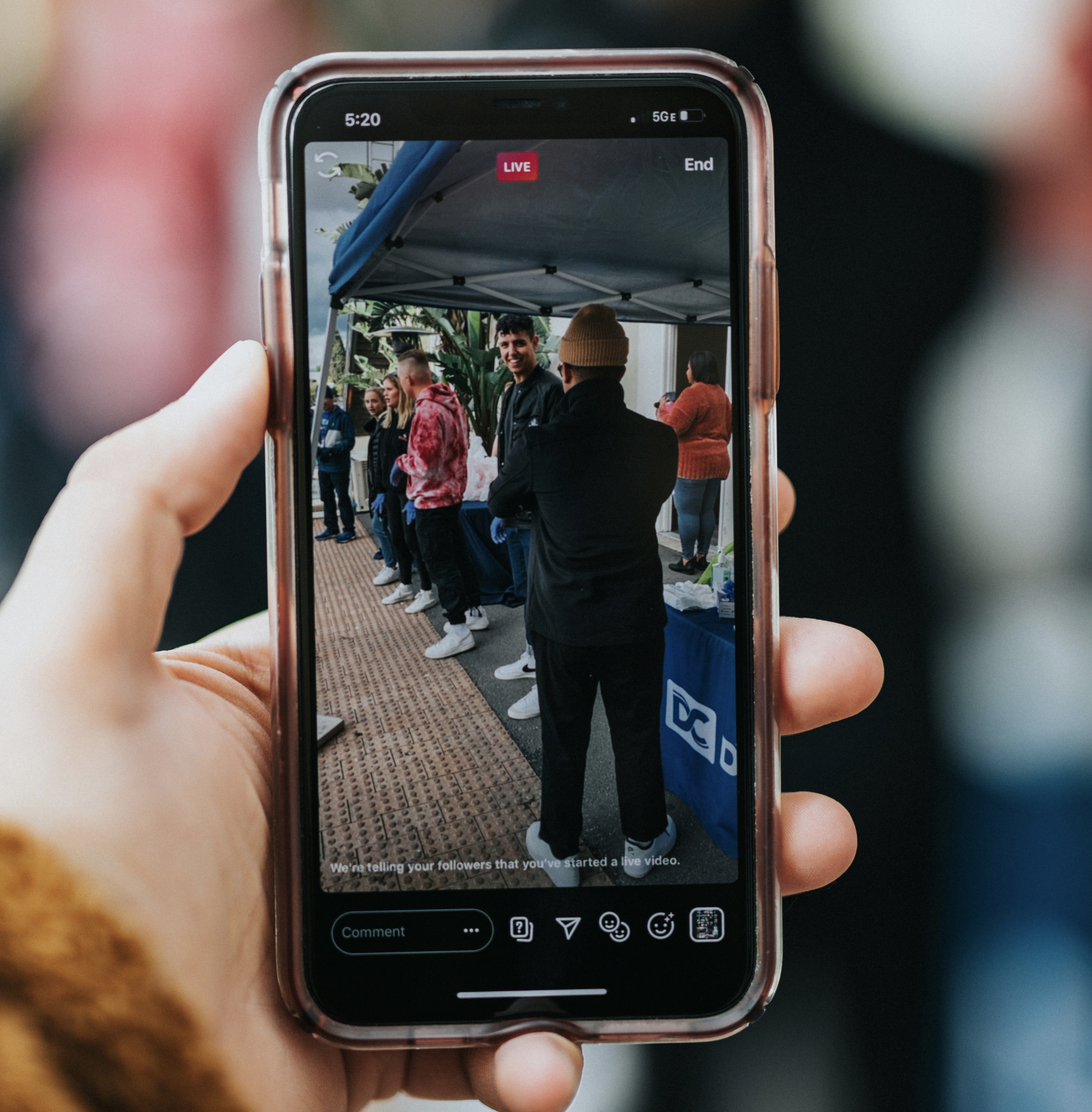 Pessoa realizando transmissão ao vivo em rede social