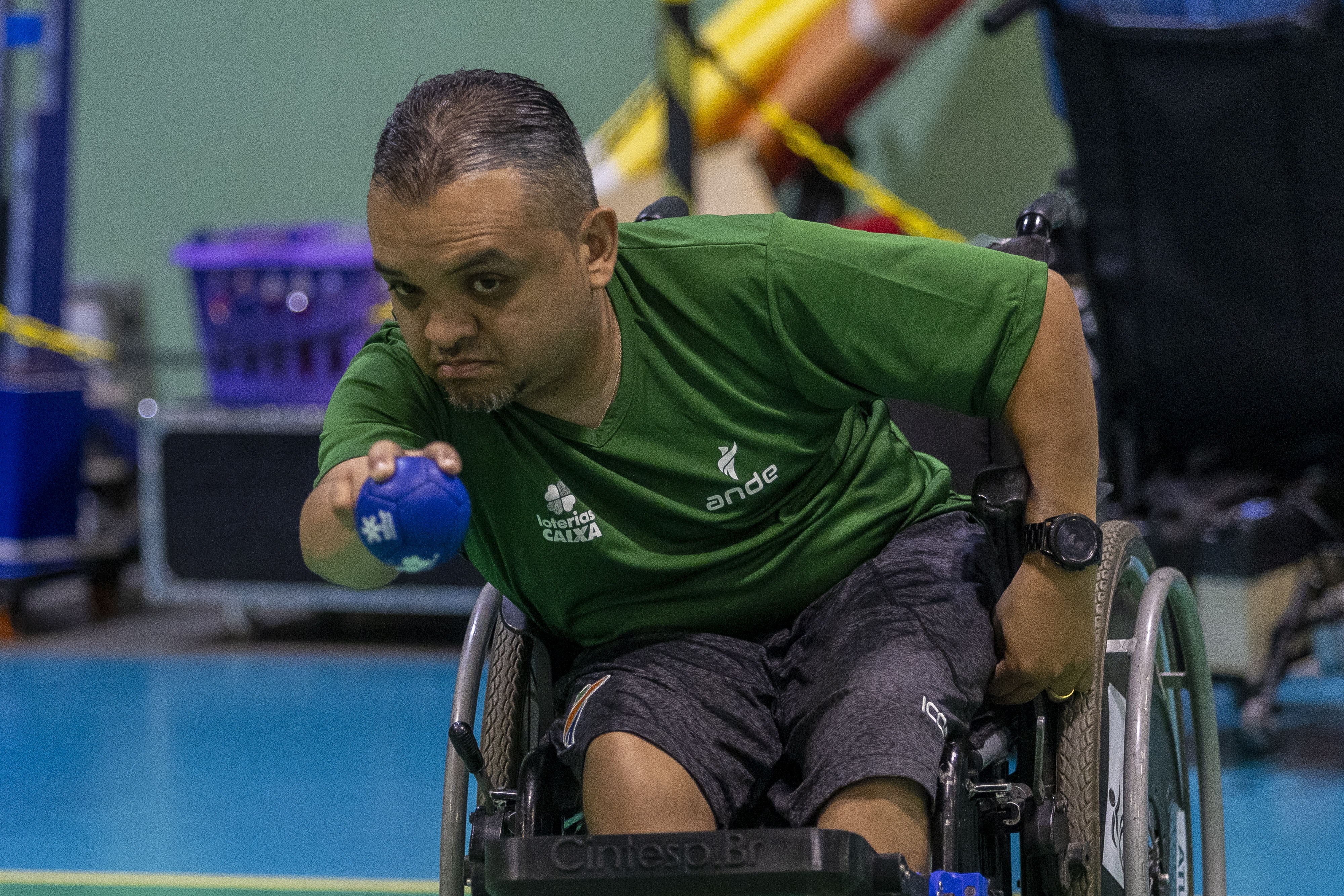 Maciel Santos se preparando para jogar bocha