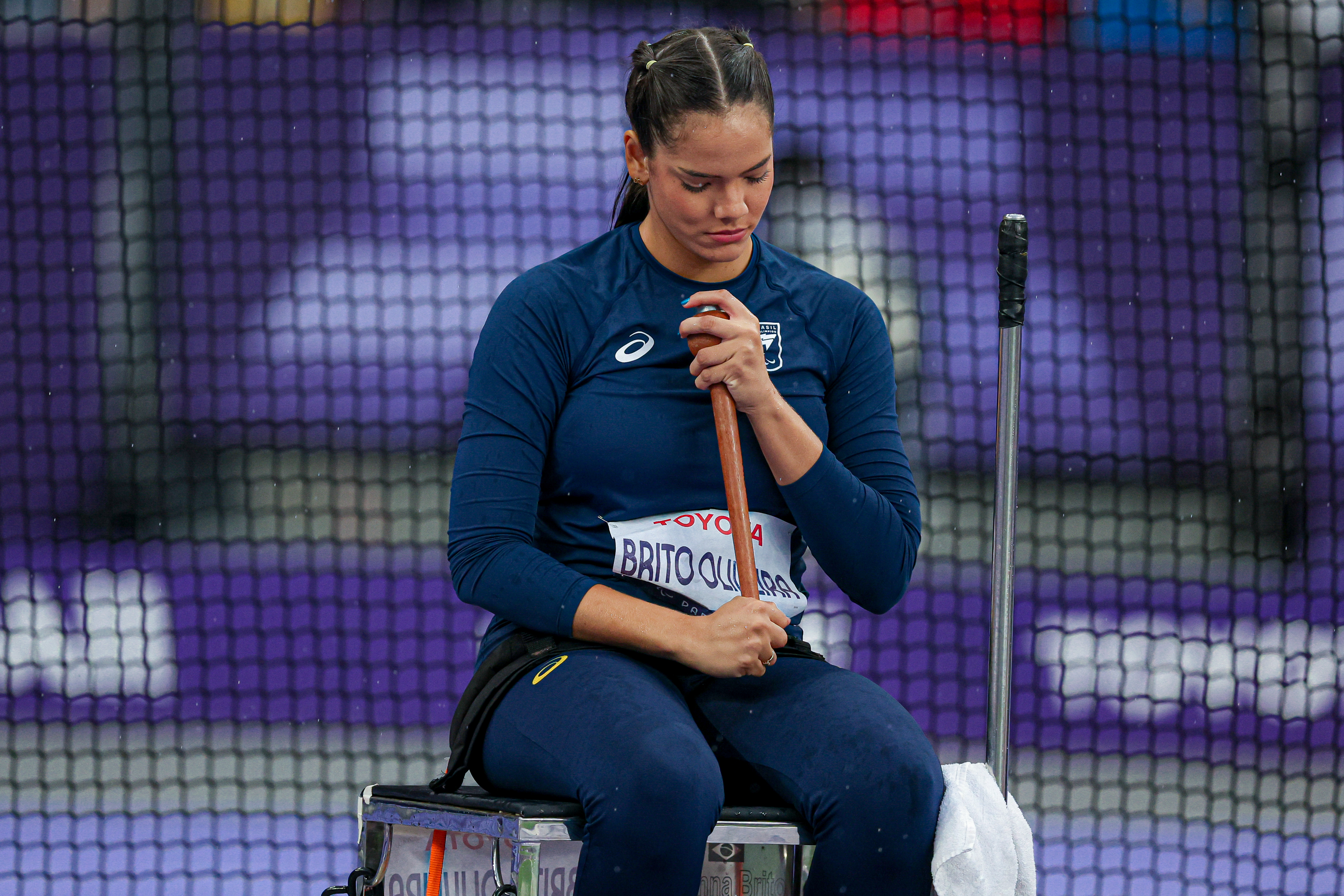 Wanna Brito se preparando para arremessar o club durante os Jogos Paraolímpicos de Paris 2024