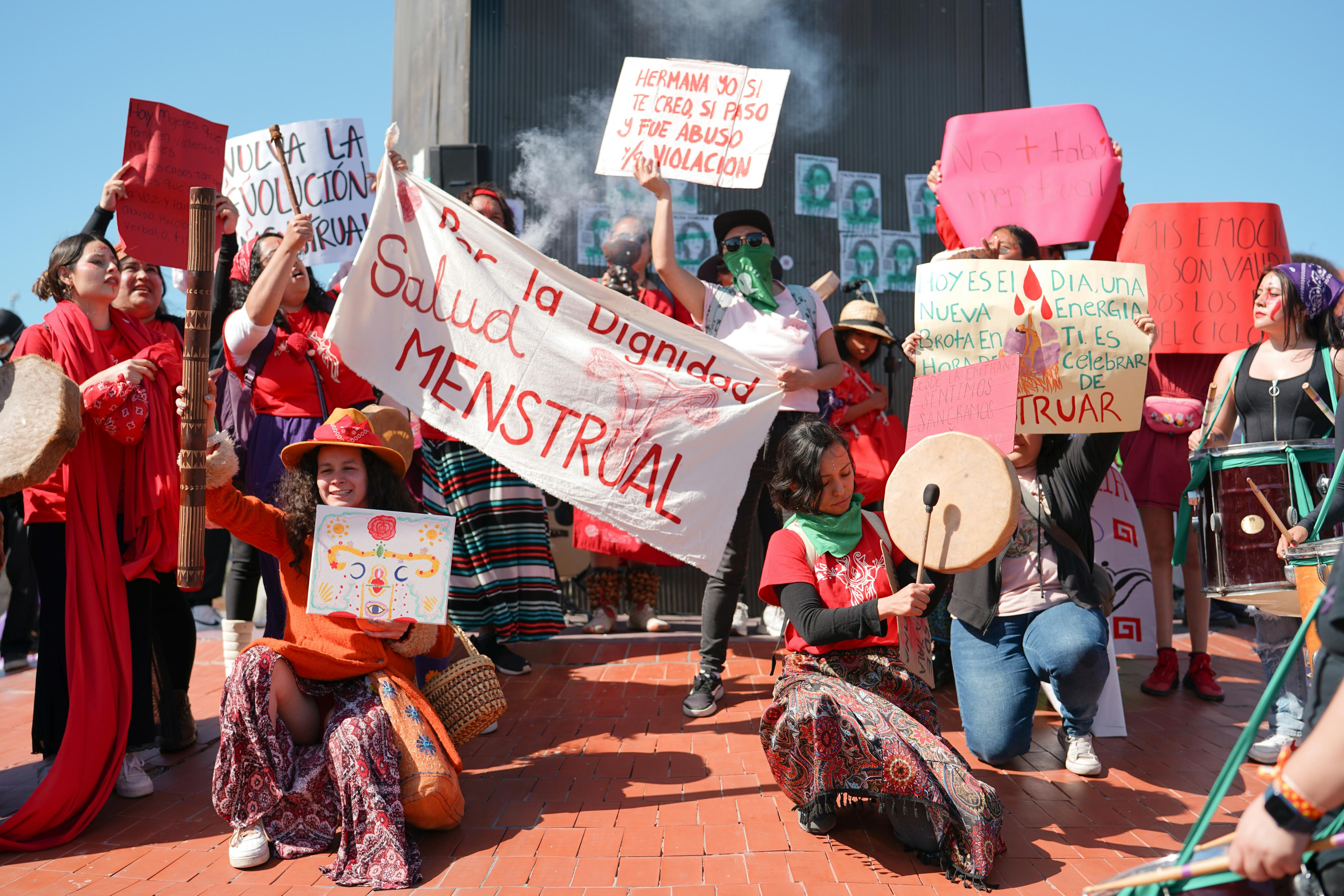 Diversas mulheres juntas participando de uma manifestação a favor dos direitos básicos das mulheres