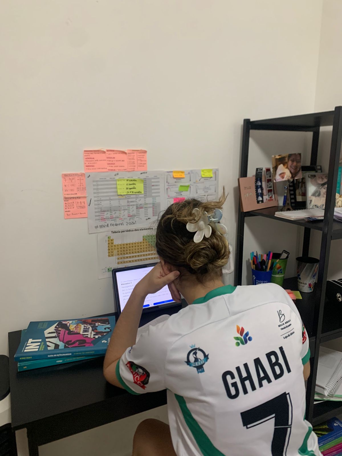 Ilustração de uma vestibulanda em seu momento de estudos.