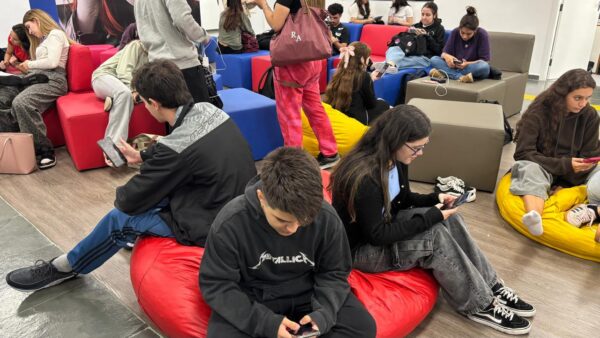 Mídias digitais moldam a opinião dos jovens: a alienação da Gen Z