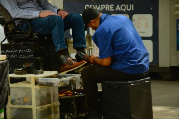 Como a meritocracia subvaloriza as profissões fundamentais