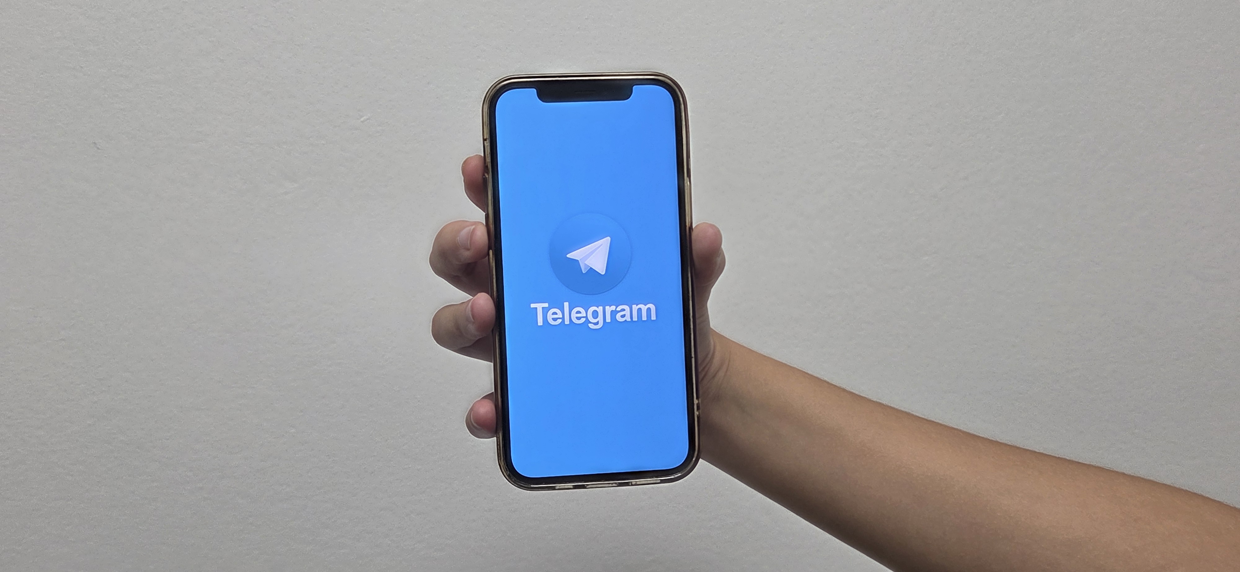 Imagem de um celular aberto no aplicativo Telegram