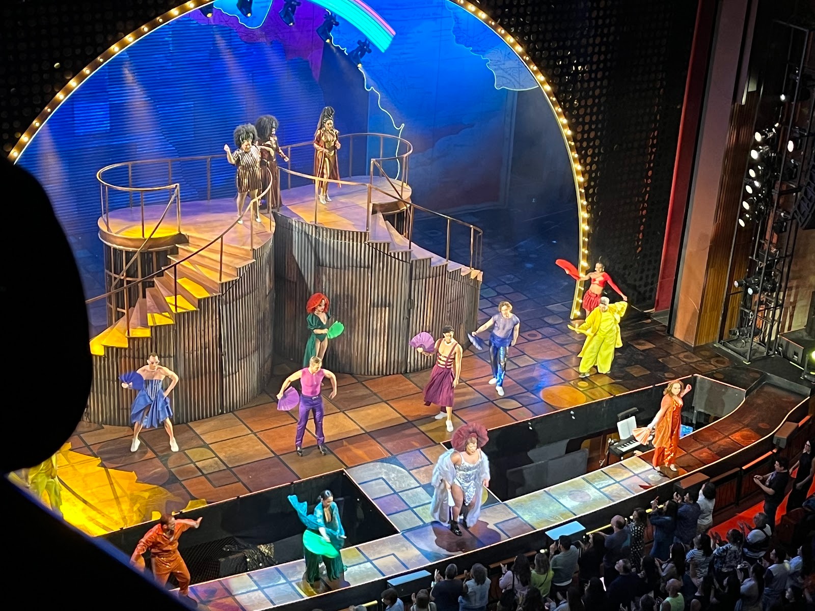 Montagem da peça “Priscilla, a Rainha do Deserto”