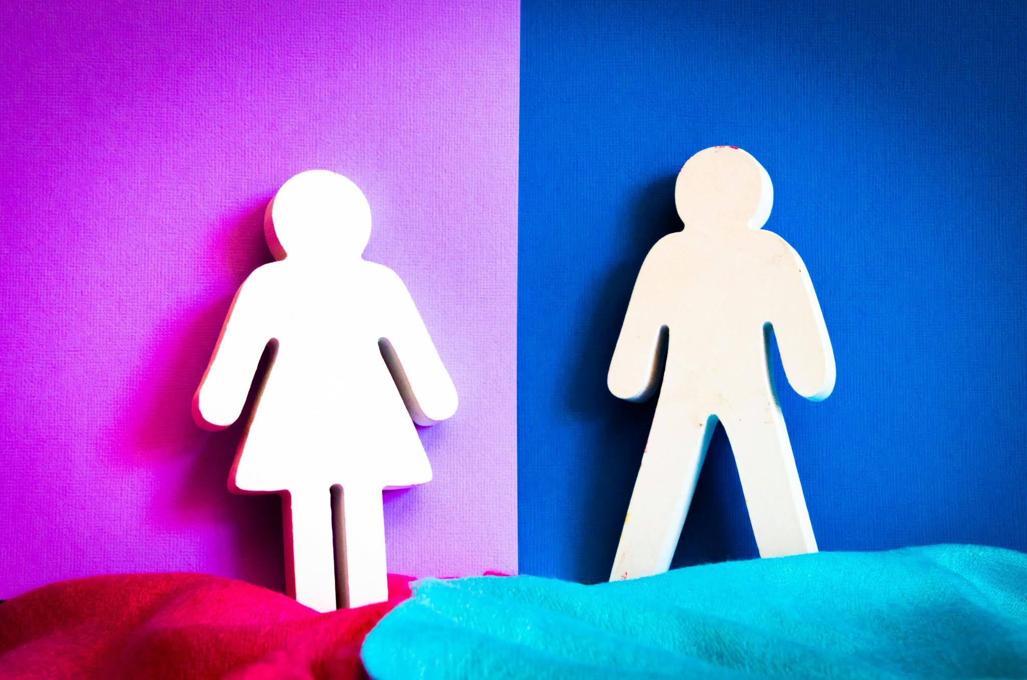 A imagem mostra ao lado esquerdo, uma parede rosa com uma figura de uma menina. No lado direito, o fundo é azul, e tem uma figura de um menino