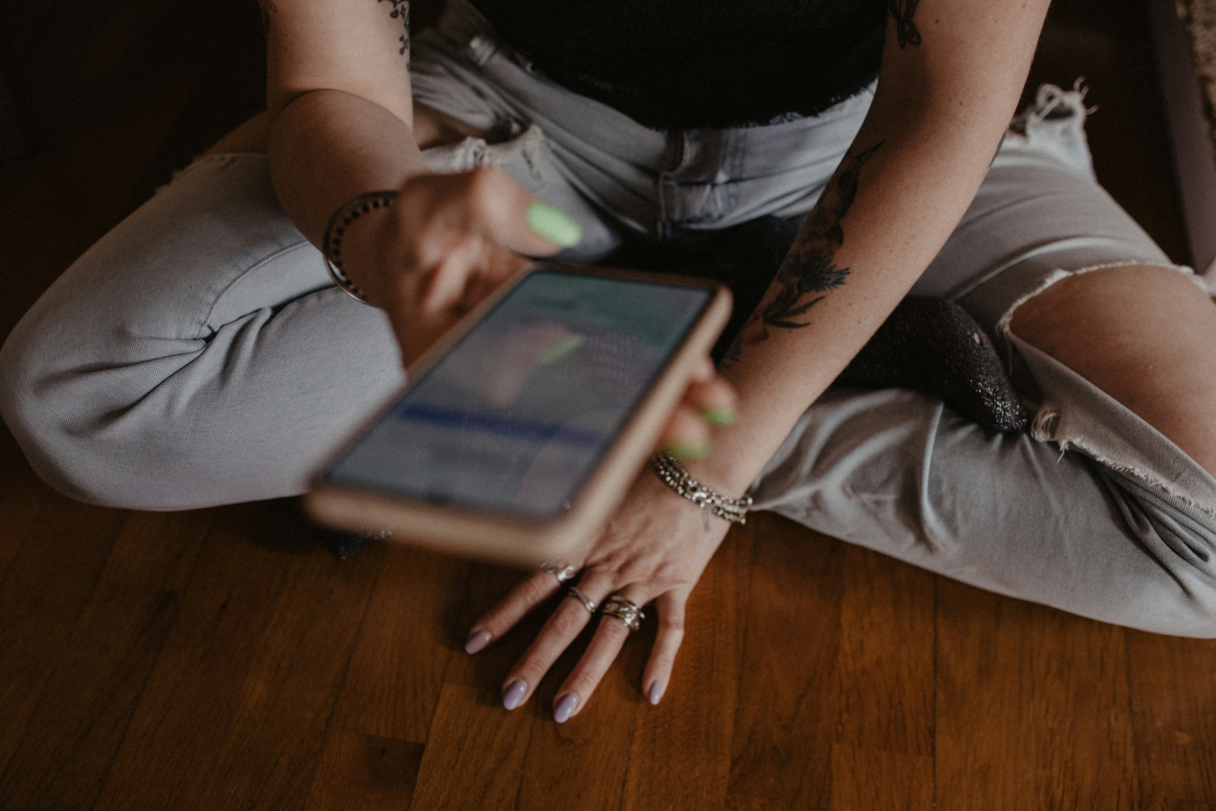 Jovem mulher sozinha,  segurando celular e conversando com uma inteligência artificial